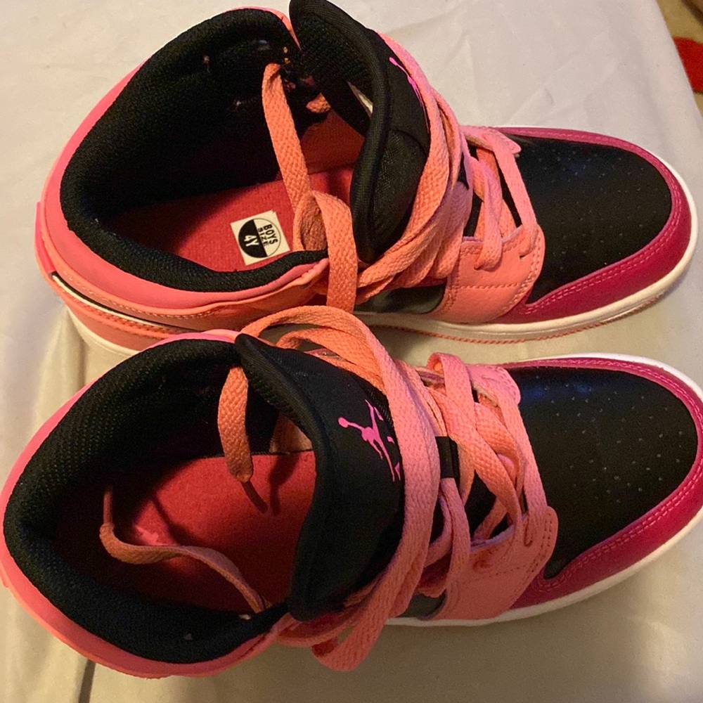 Pink Jordan’s mid’s size 4 grade school